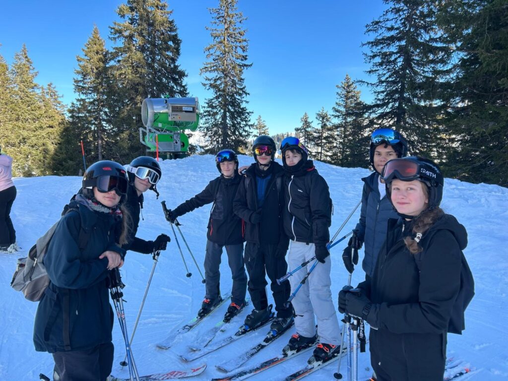 Adolescents en colonie de vacances ski et snowboard au domaine des Portes du Soleil