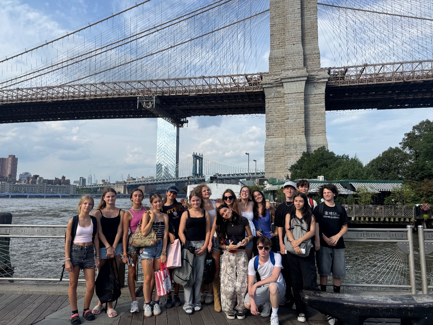 Groupe d’ados CEI posant sous le Brooklyn Bridge à New York