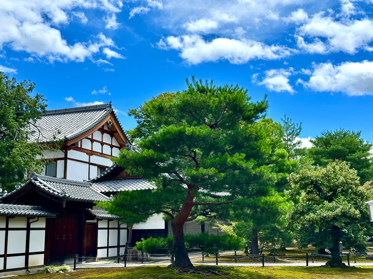 Temple japonais traditionnel visité pendant la colonie de vacances Tokyo Express du CEI.
