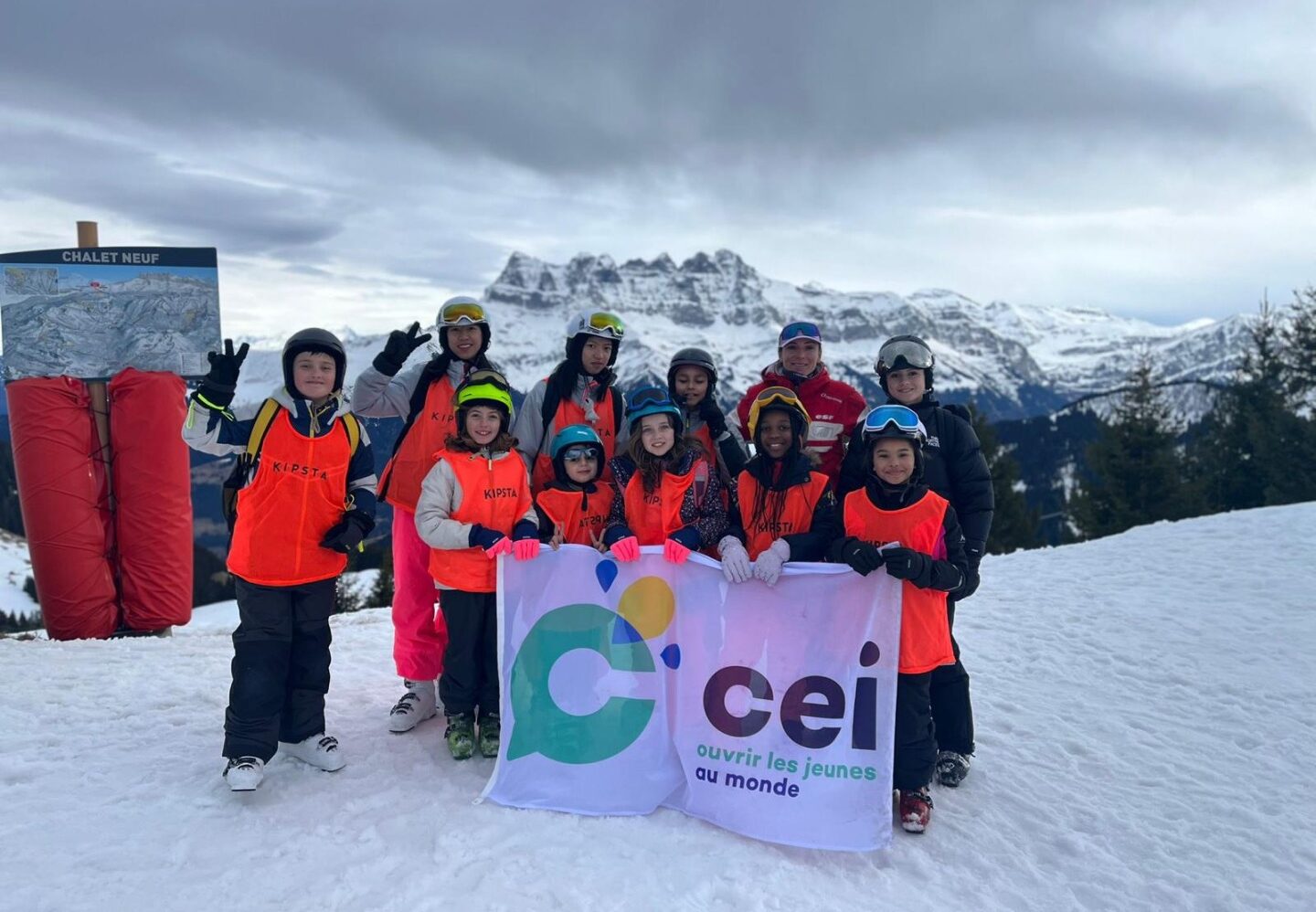 Groupe d’enfants en colonie ski CEI à Châtel avec moniteurs ESF