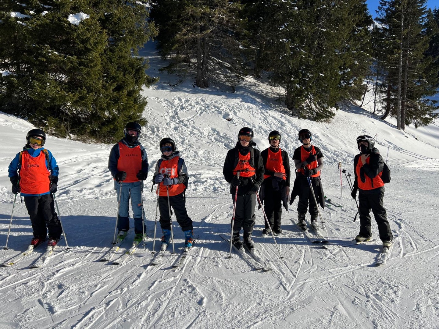 Jeunes en séjour ski et snowboard CEI avec activités fun en montagne