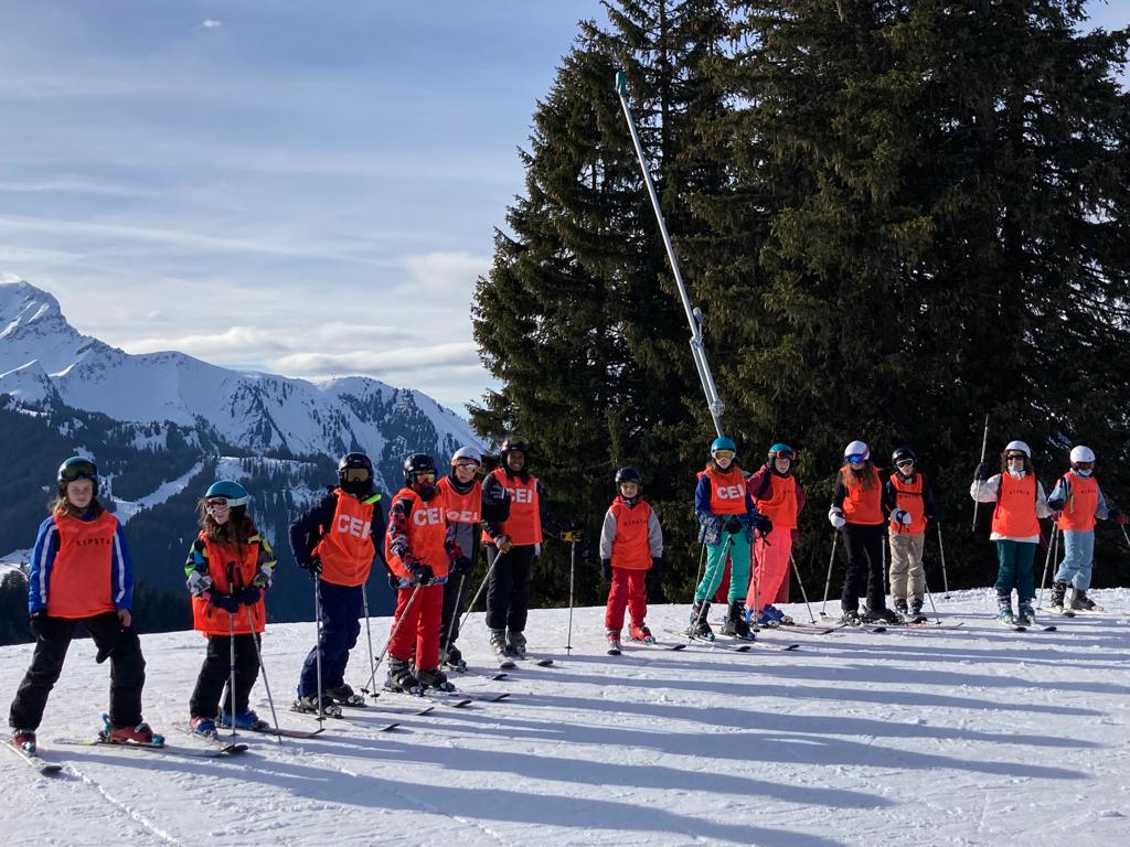 Adolescents en colonie de vacances ski et snowboard CEI à Châtel