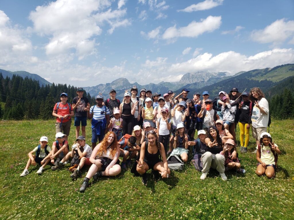 Colonie de vacances montagne pour enfants. Découverte de la montagne en été.