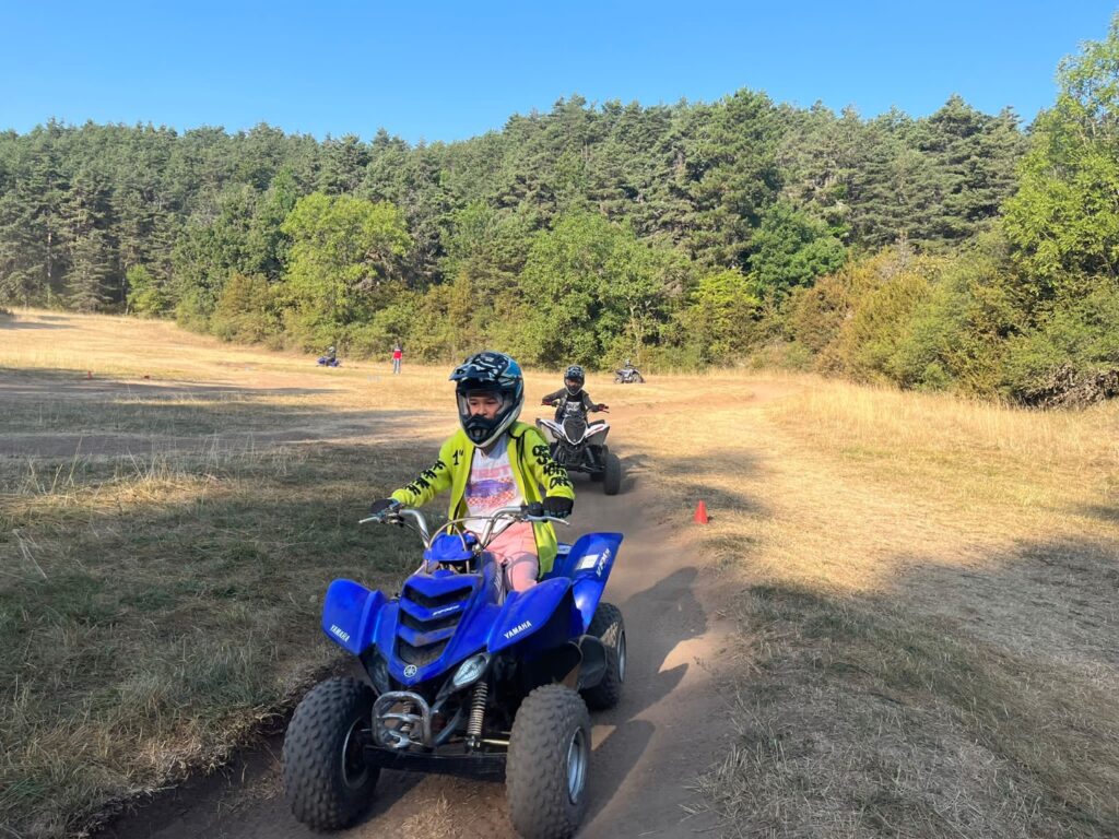 Colonie quad pour enfants. Séjour d'été.