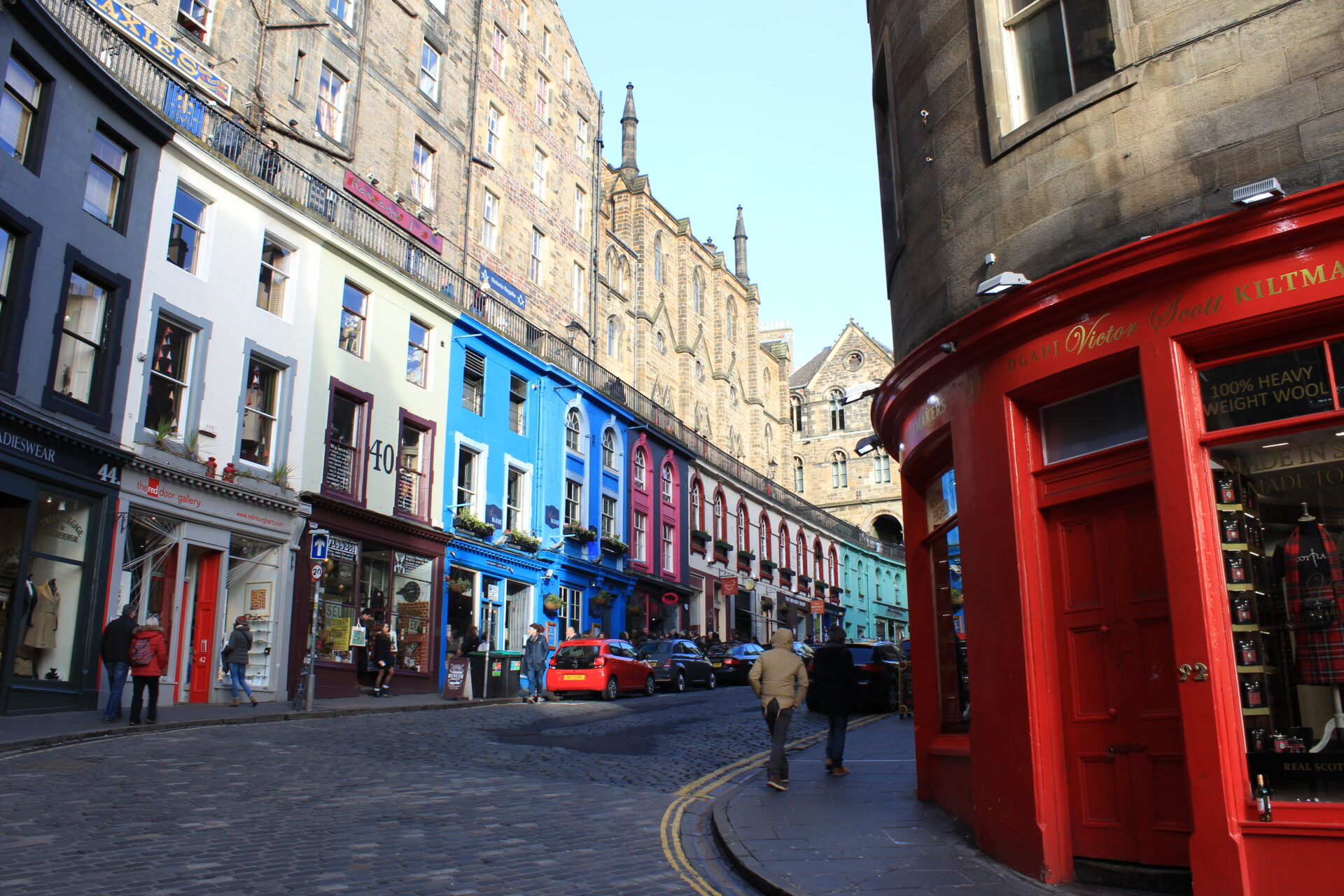 Colonie de vacances pour adolescents durant l'automne. Le séjour à lieu à Édimbourg.