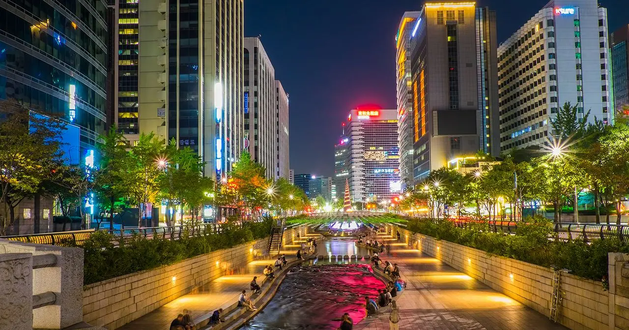 Découverte de la rivière artificielle Cheongyecheon au cœur de Séoul