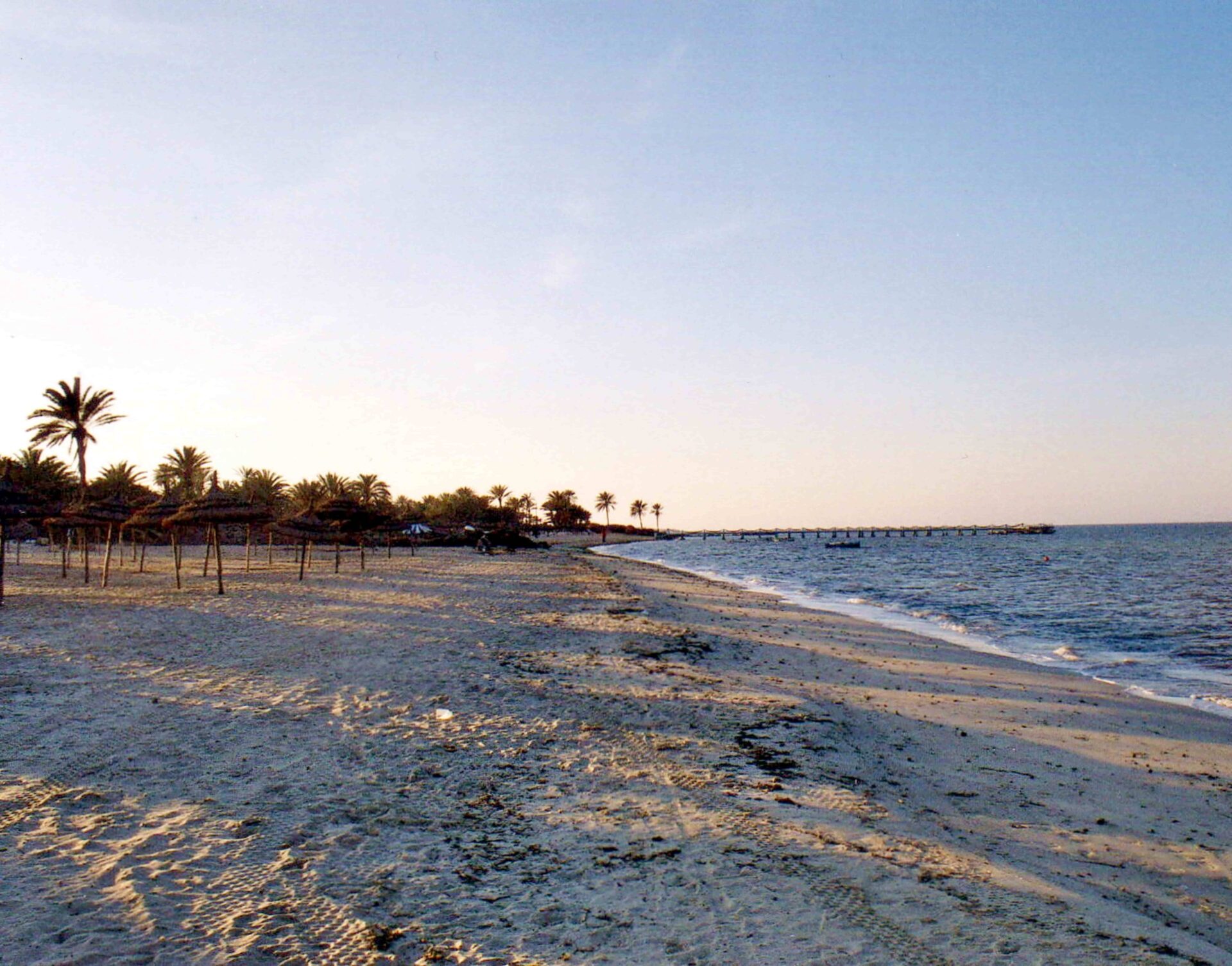 Plage de Djerba au coucher du soleil pendant une colonie de vacances.