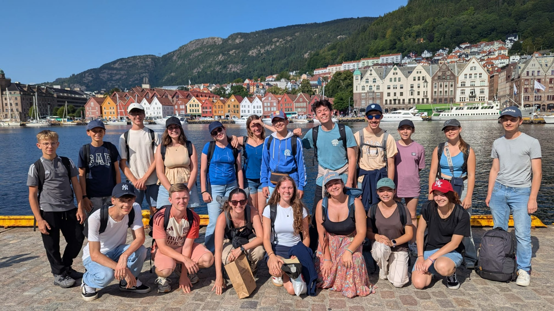 Groupe d’adolescents posant devant le port et les maisons colorées de Bergen