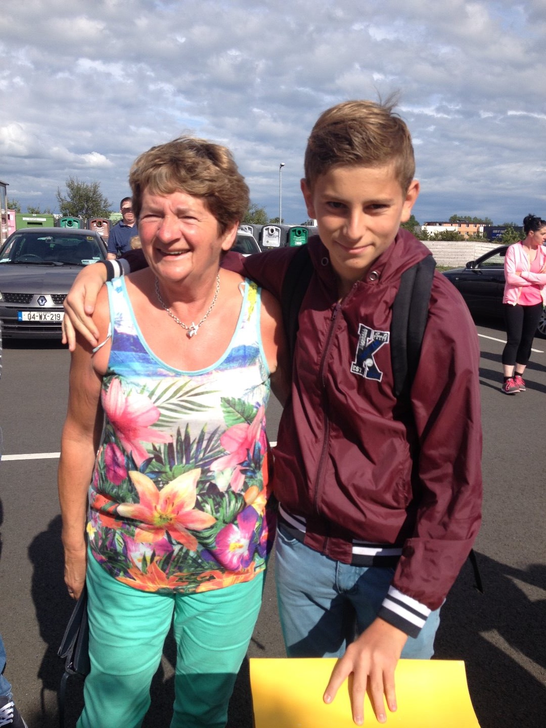 Un jeune garçon souriant pose aux côtés de sa famille d’accueil en Irlande, illustrant l’accueil chaleureux et l’expérience immersive du séjour linguistique.