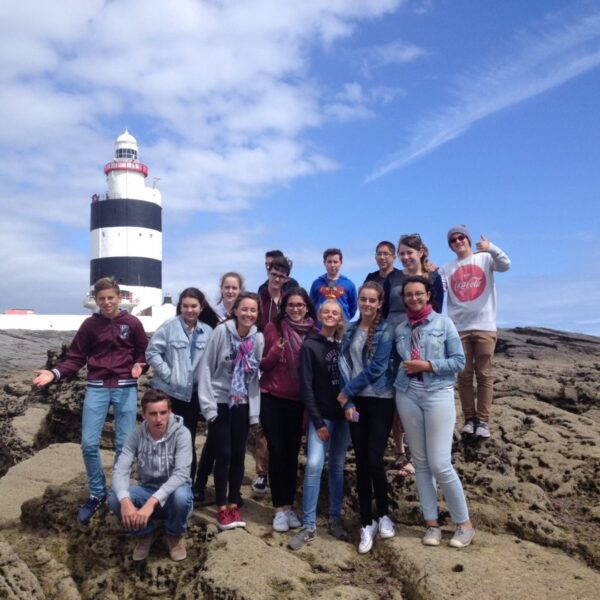 Groupe de jeunes en séjour linguistique en Irlande devant le phare de Hook Head