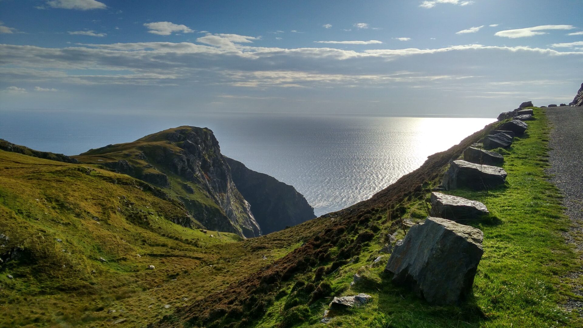Paysage côtier d’Irlande avec falaises verdoyantes et vue sur l’océan