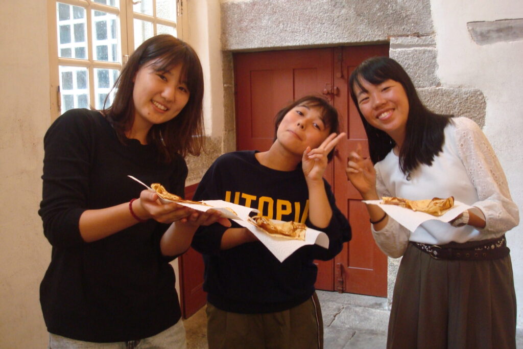 International students eating crepes during a CEI cultural activity in France.
