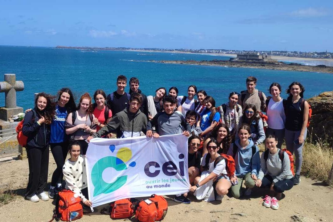 Young travelers on a CEI stay in France enjoying the stunning Brittany coast and making unforgettable memories with new international friends.