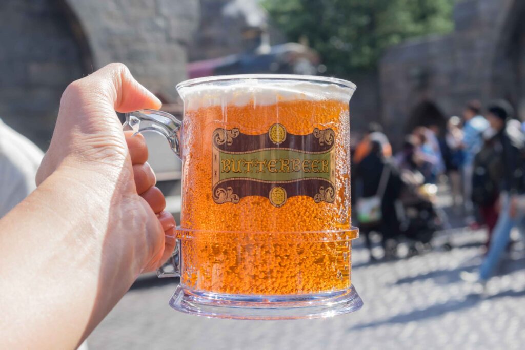 Verre de Butterbeer servi au Harry Potter Store.