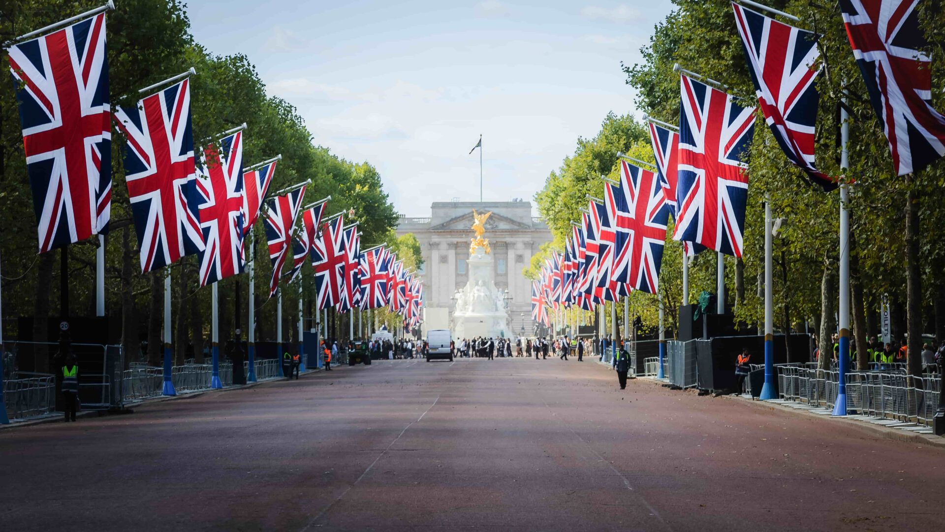 Buckingham Palace vu depuis The Mall, étape d’une colonie de vacances à Londres et Édimbourg.