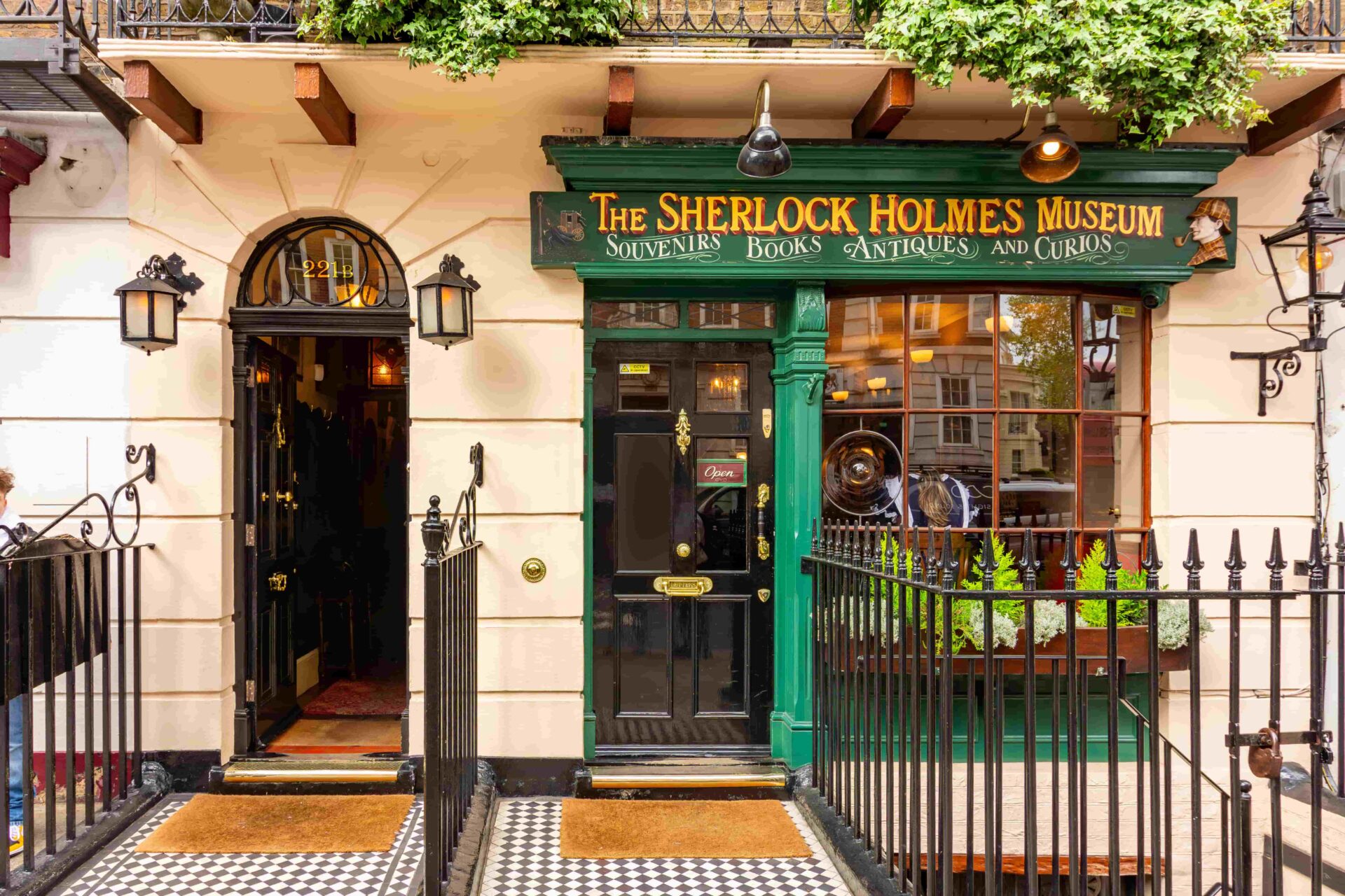 Entrée du musée Sherlock Holmes à Londres pendant une colonie de vacances à Londres et Édimbourg.