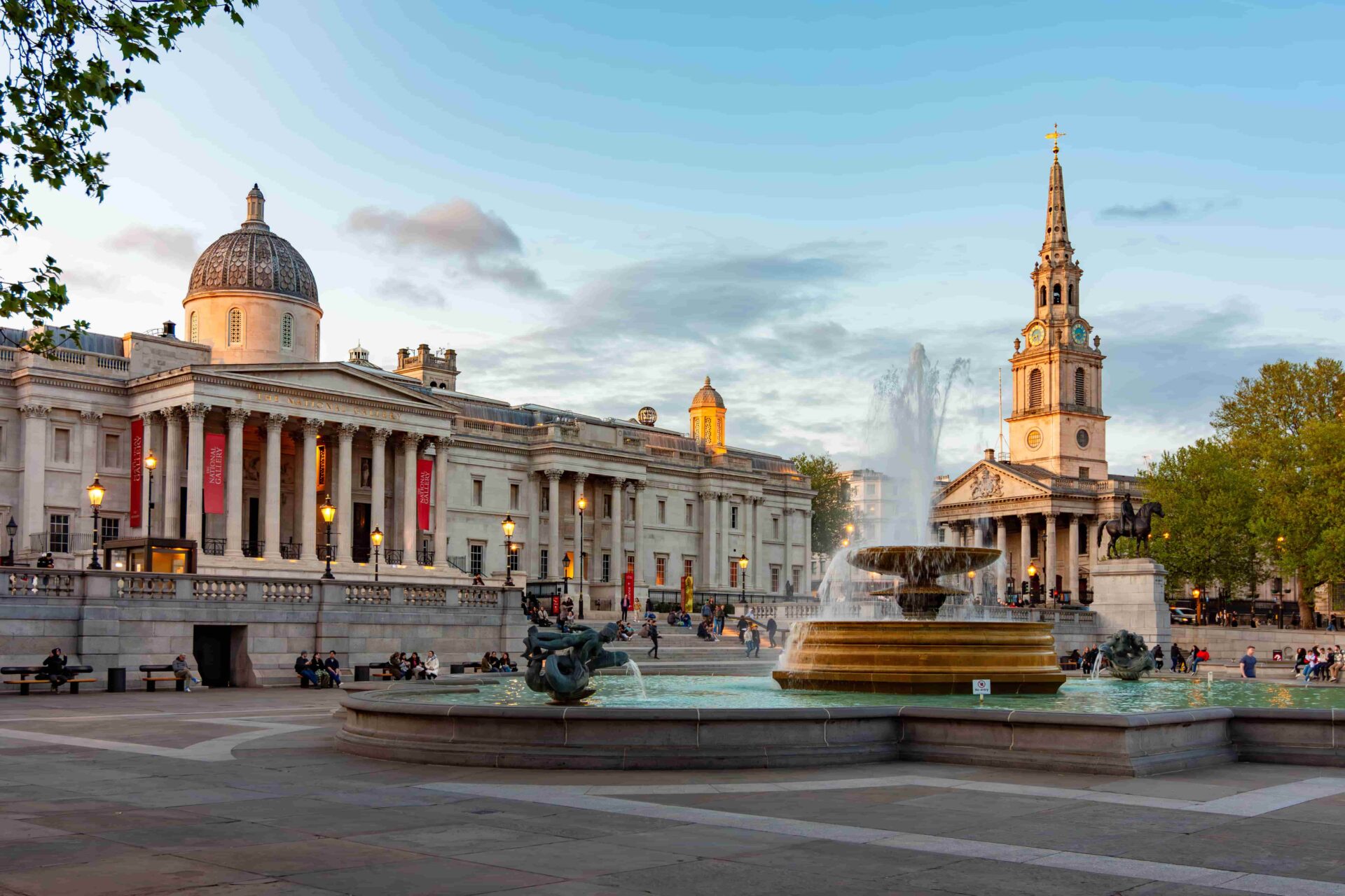 Fontaine à Trafalgar Square devant la National Gallery pendant la colonie de vacances à Londres et Édimbourg.