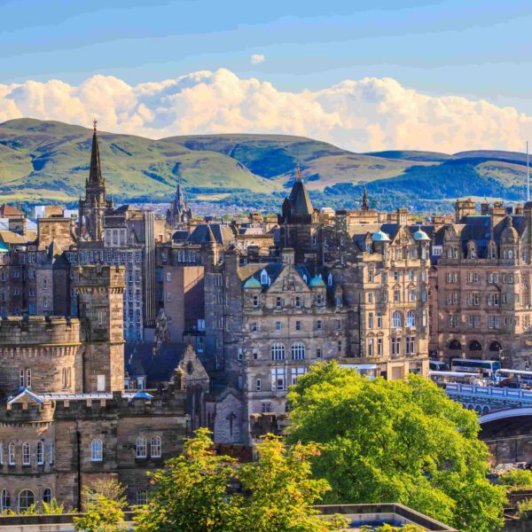 Vue d’ensemble sur les toits et collines d’Édimbourg pendant la colonie de vacances à Londres et Édimbourg.