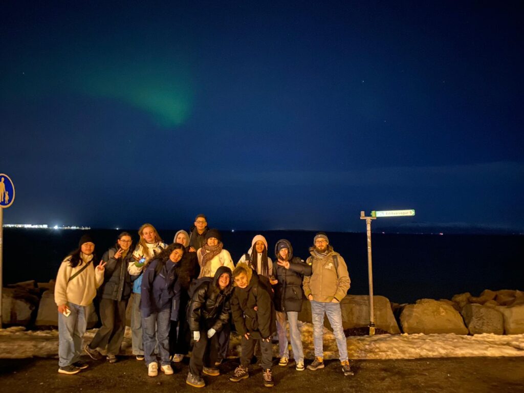 Une soirée inoubliable à la recherche des aurores boréales pendant la colonie de vacances en Islande en hiver.