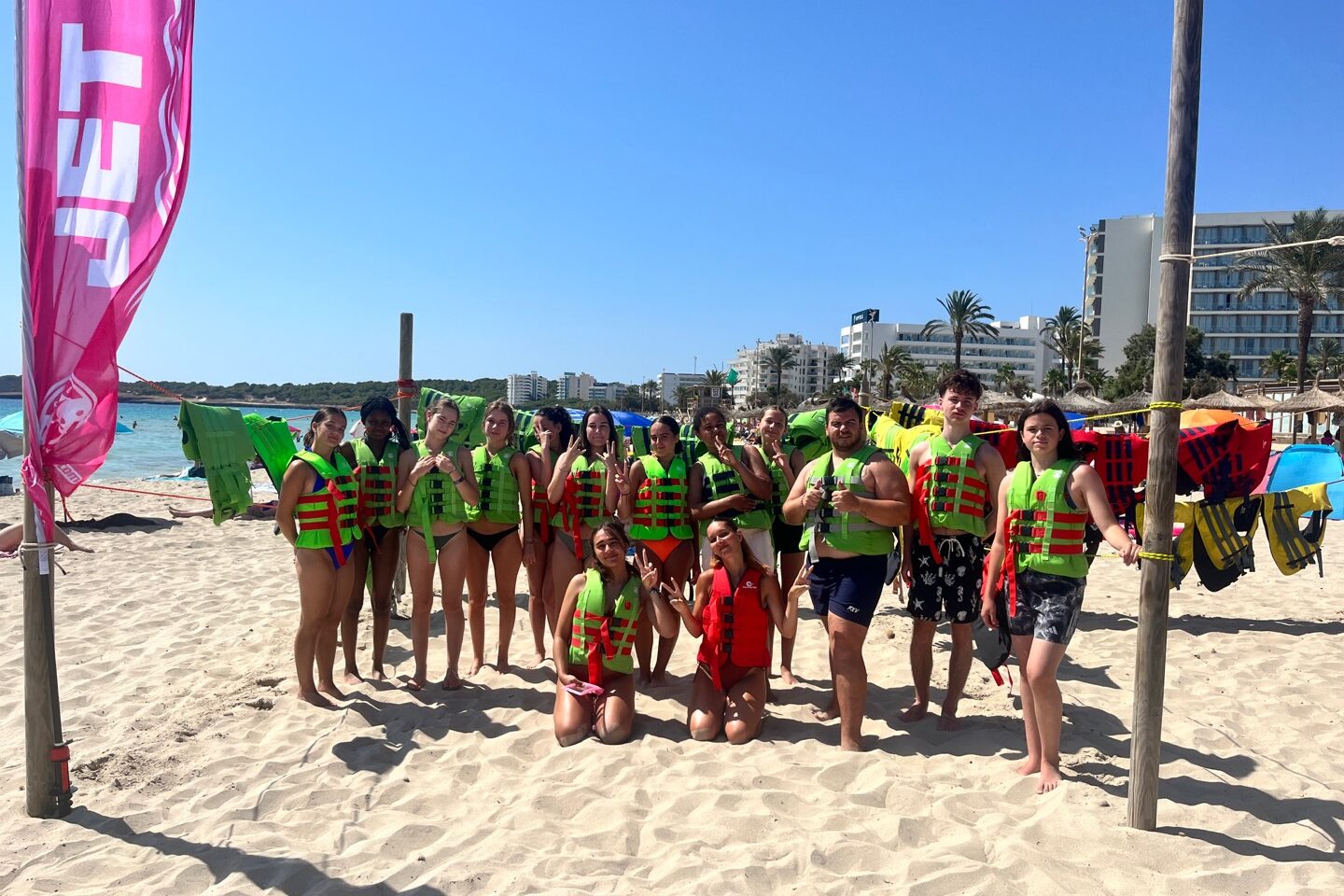 Groupe d’adolescents en gilets de sauvetage sur une plage d’Espagne pendant le séjour Explor’ados CEI