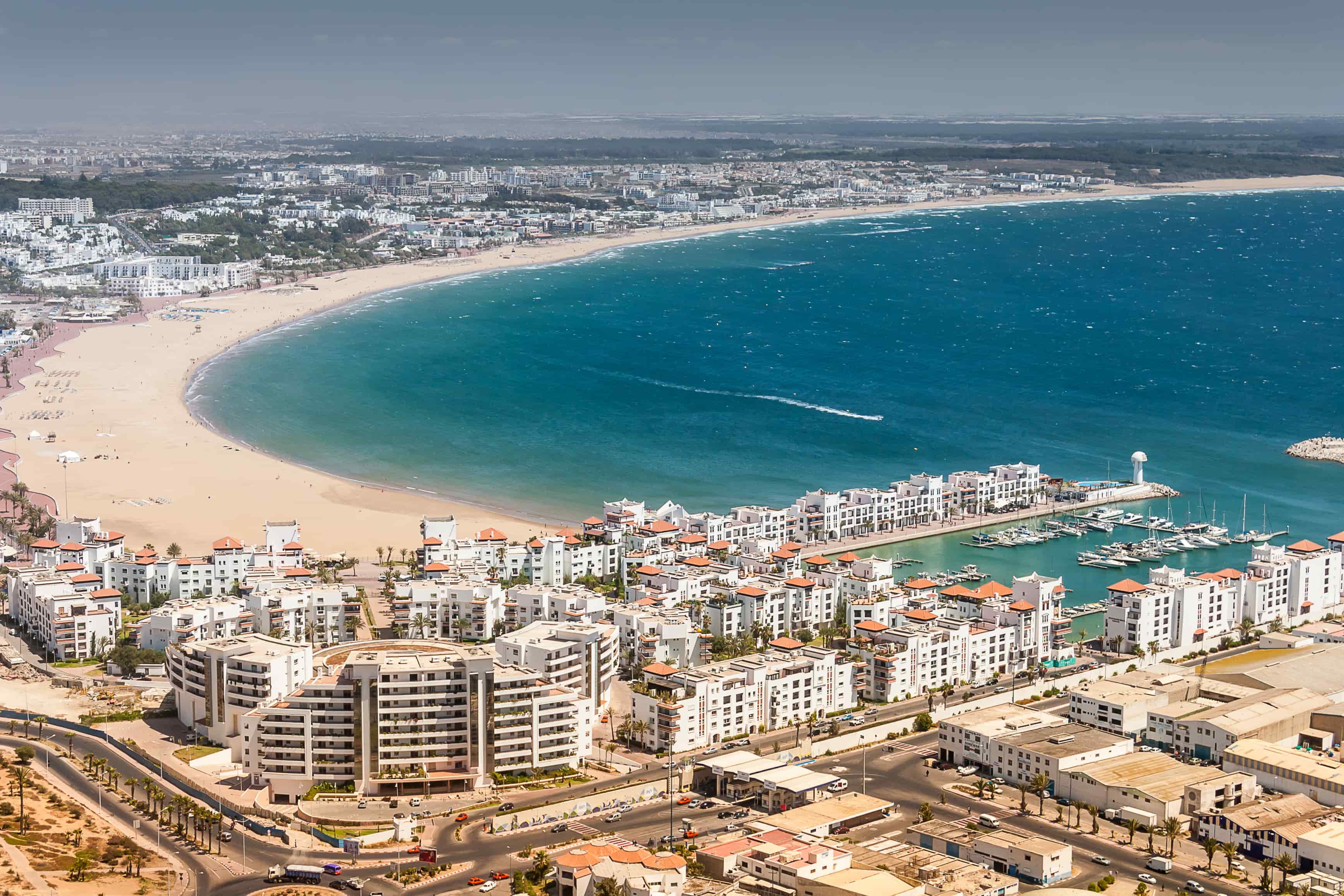 Baie d’Agadir vue du ciel pendant une colonie de vacances au Maroc.