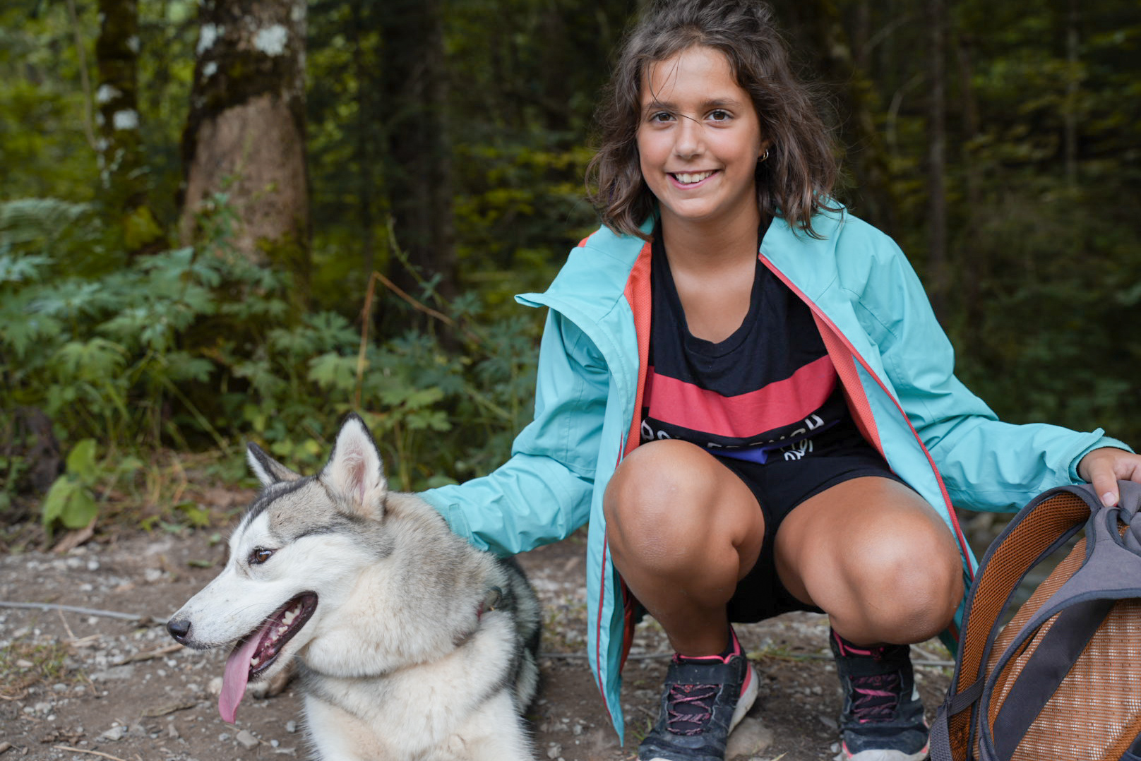Jeune fille avec un husky pendant une activité cani-rando lors d’une colonie de vacances été.