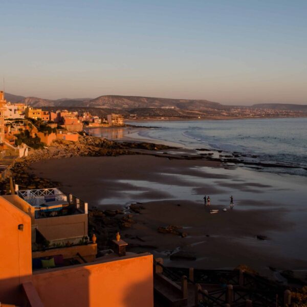 Coucher de soleil sur Taghazout pendant une colonie de vacances au Maroc.