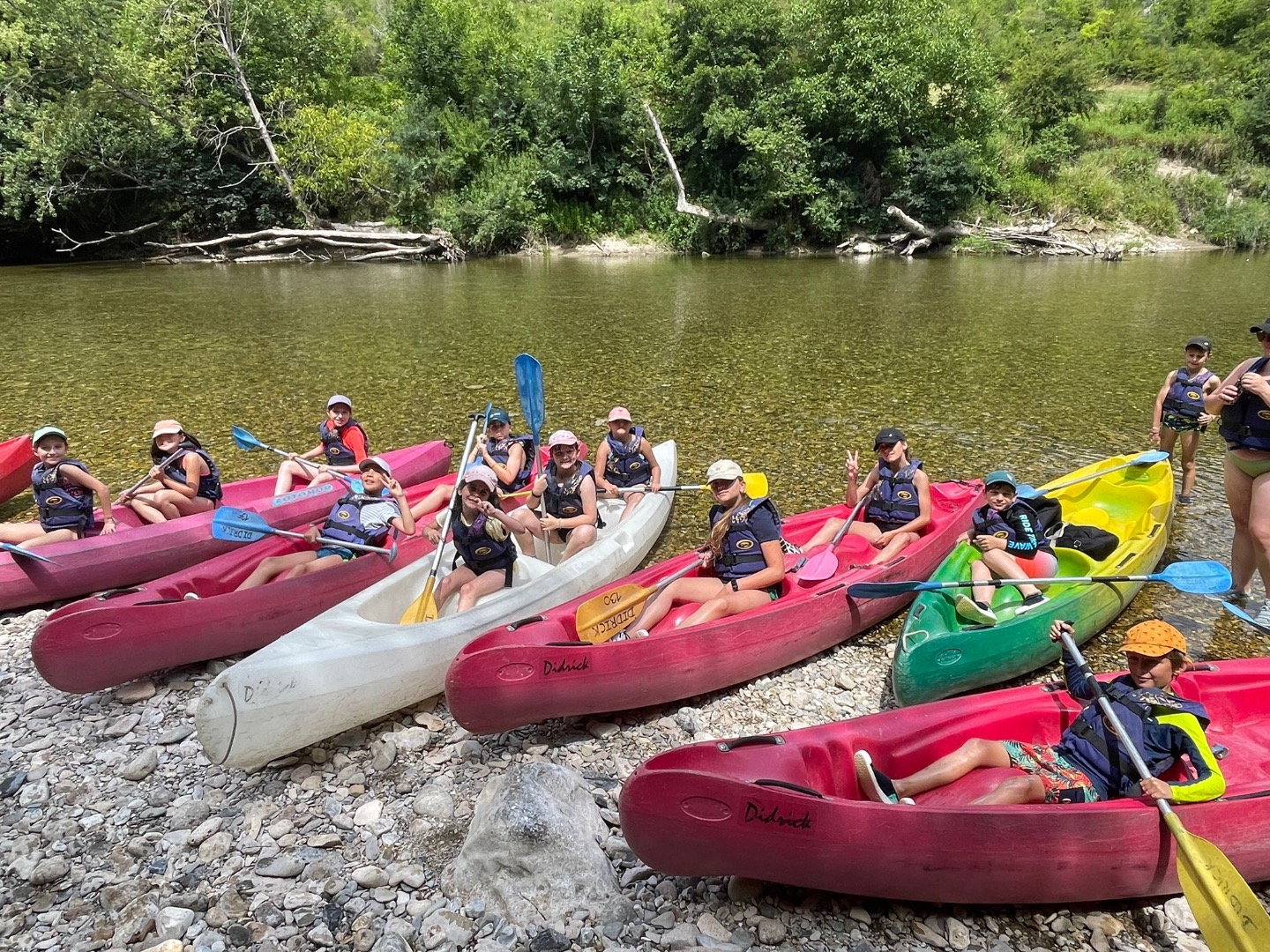 Enfants en canoë sur la rivière dans les Gorges du Tarn pendant une colonie de vacances enfants.