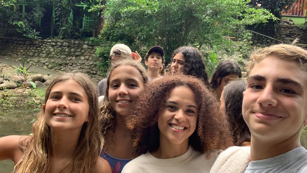 Des étudiants internationaux découvrent la culture locale pendant leur séjour au Costa Rica.