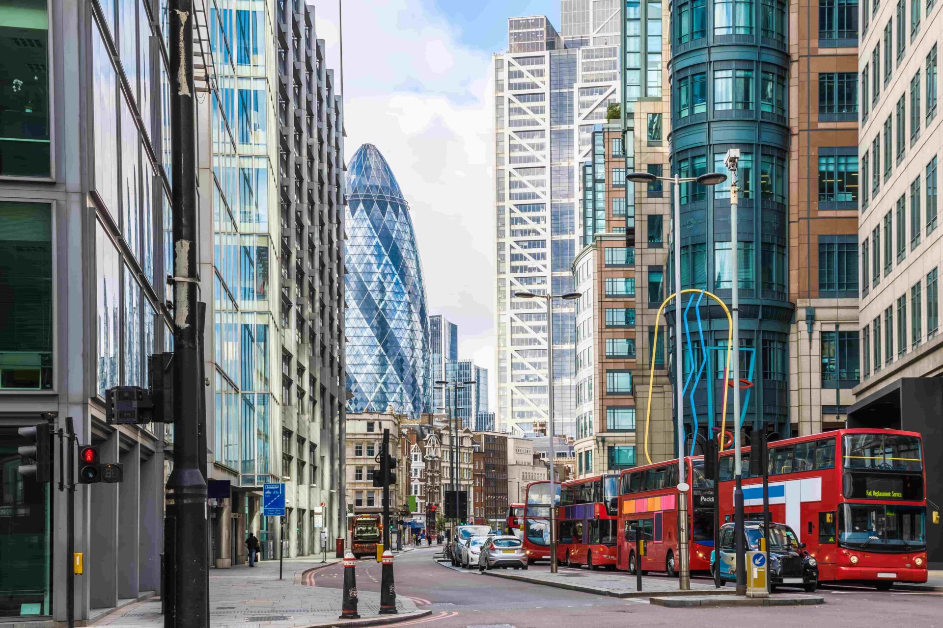 Gratte-ciel et bus rouges dans la City de Londres.