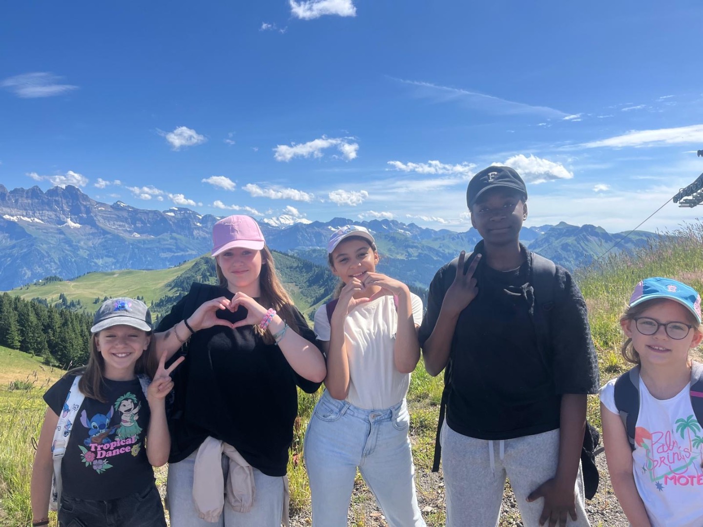 Groupe d’enfants posant en montagne pendant une colonie de vacances été dans les Alpes.