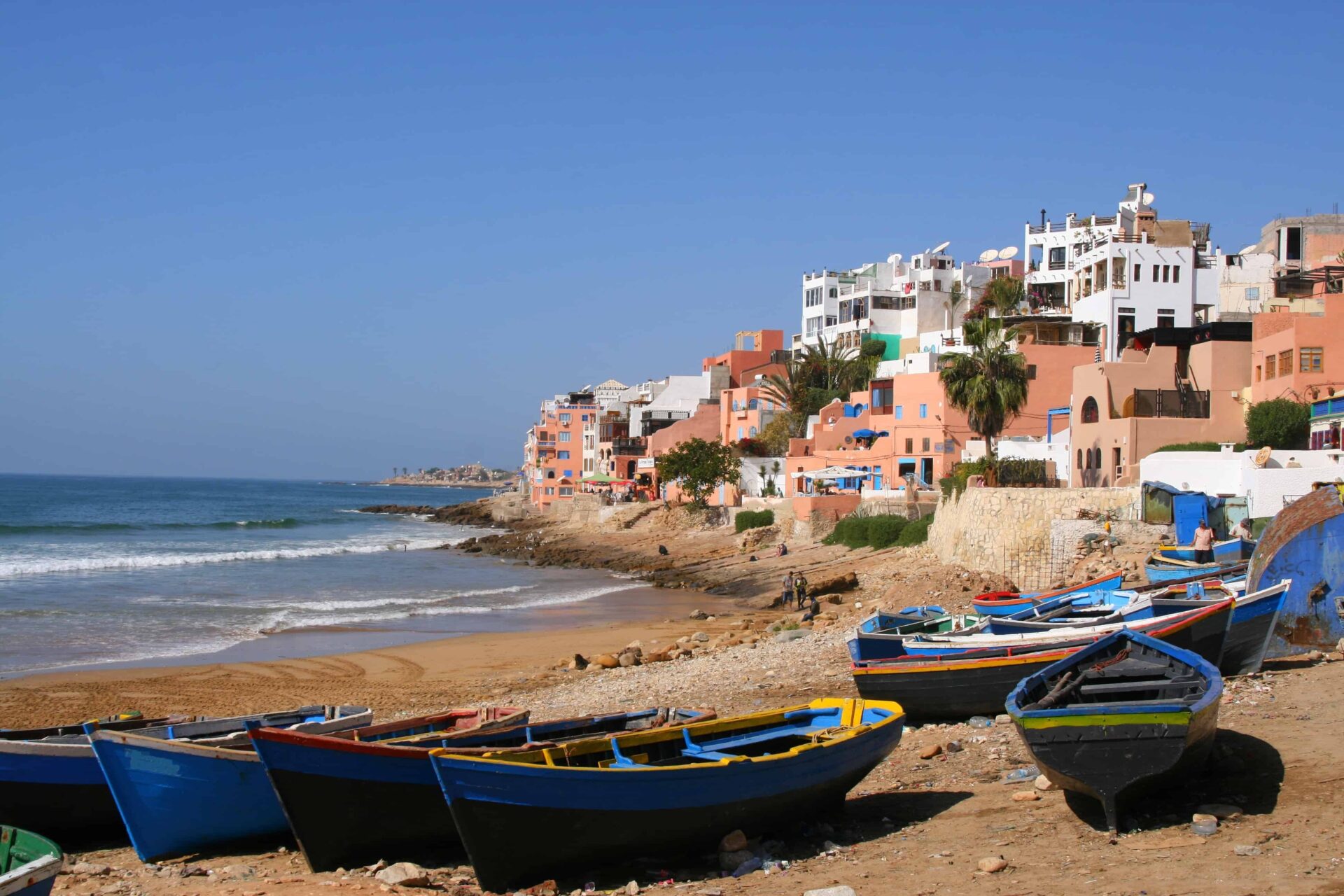 Taghazout et ses barques colorées pendant une colonie de vacances au Maroc.