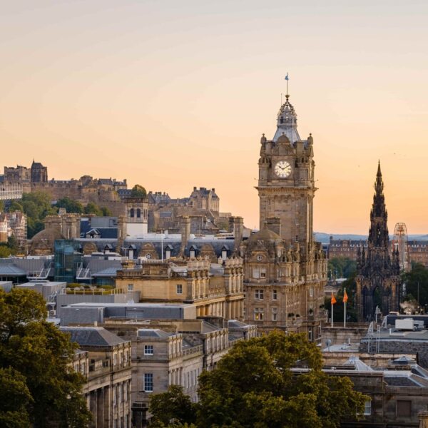 Plongez dans l’ambiance unique d’Édimbourg au coucher du soleil lors de votre séjour linguistique.