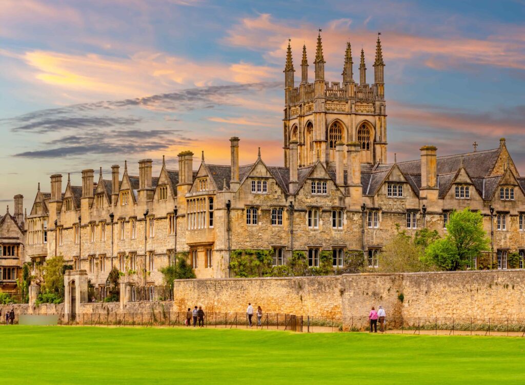 Magdalen College au coucher du soleil, visité pendant un séjour linguistique à Oxford pour jeunes.