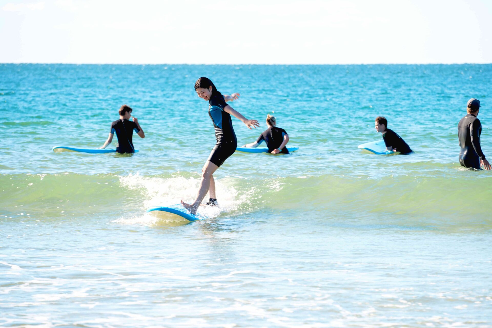 Jeune apprenant le surf à Byron Bay lors d’un séjour linguistique.