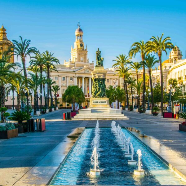 Place San Juan de Dios à Cadix avec fontaine et bâtiments historiques au soleil – séjour linguistique à Cadix.