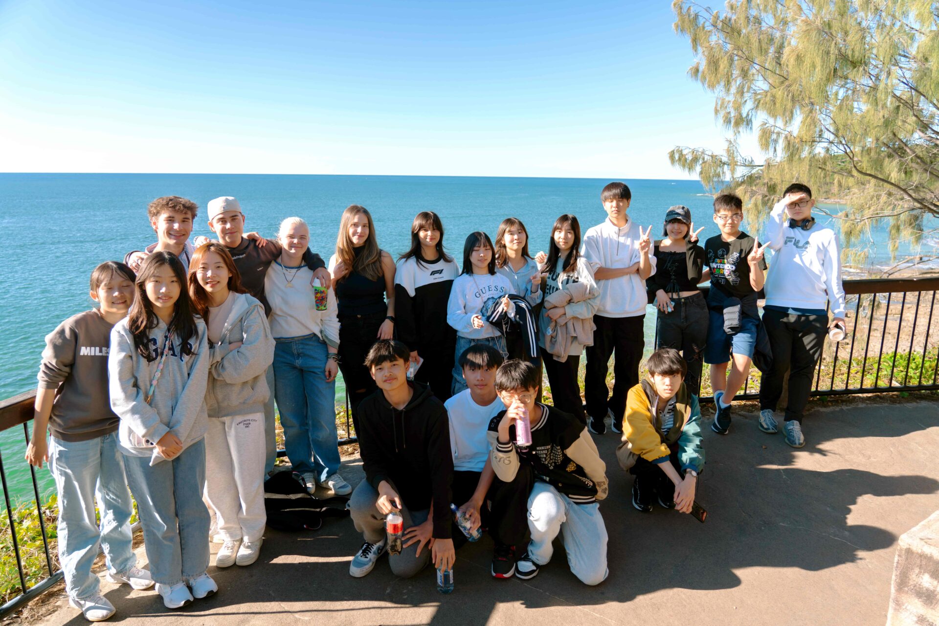 Jeunes participants en séjour linguistique à Sydney posant près de la mer à Manly.