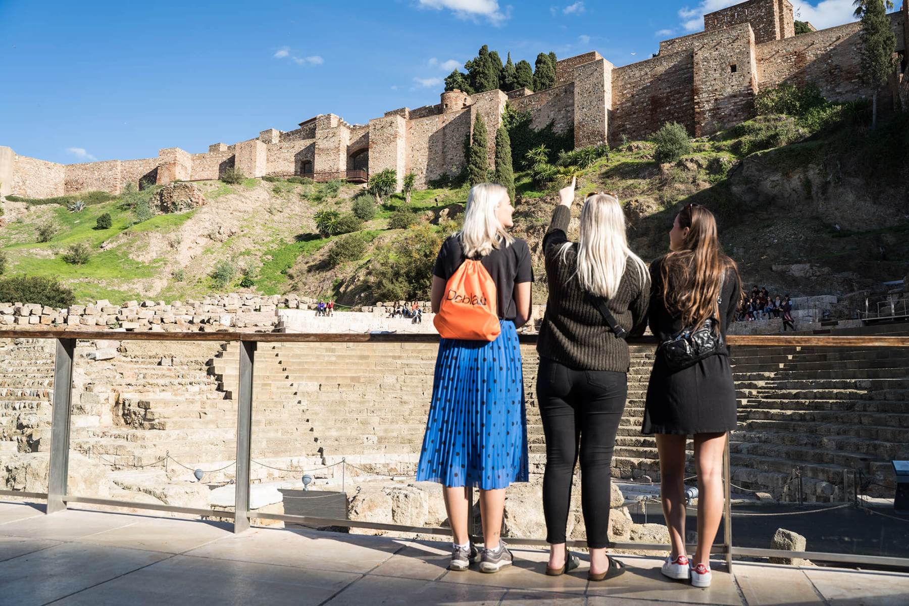 Jeunes visitant l’Alcazaba de Malaga durant une excursion.