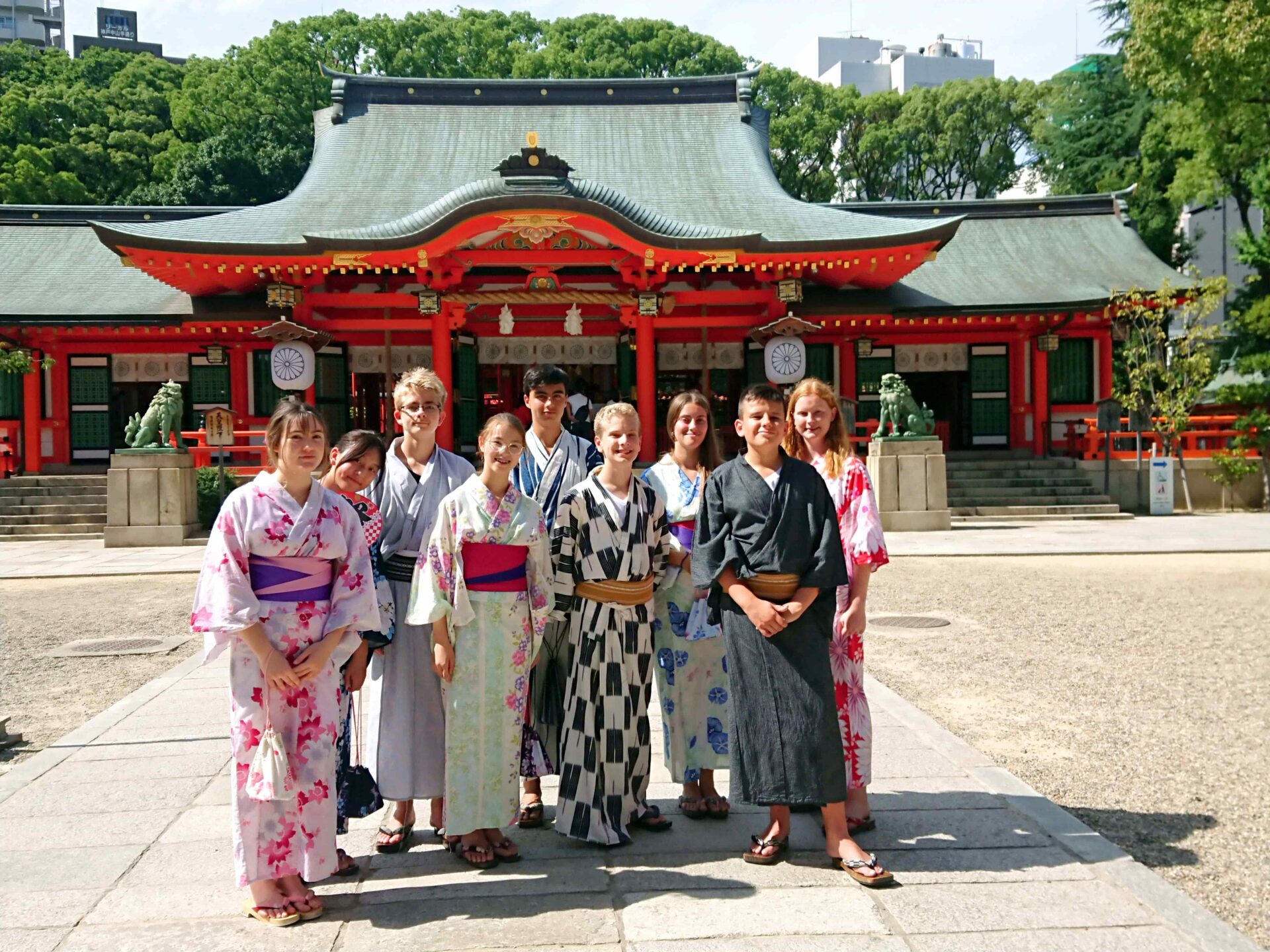 Étudiants en yukata devant un temple à Kobe.