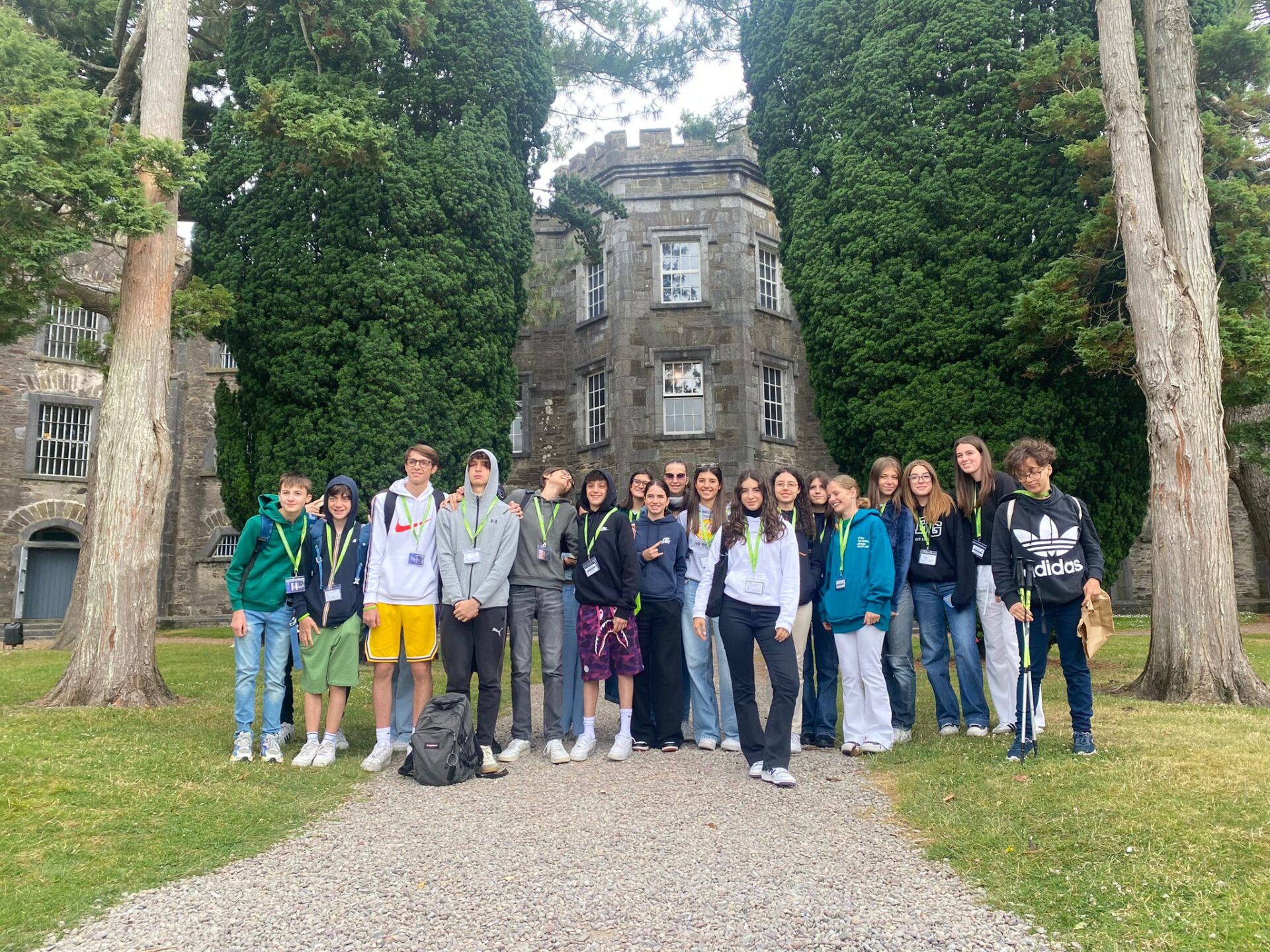 Groupe d’adolescents en excursion pendant un séjour anglais + rugby