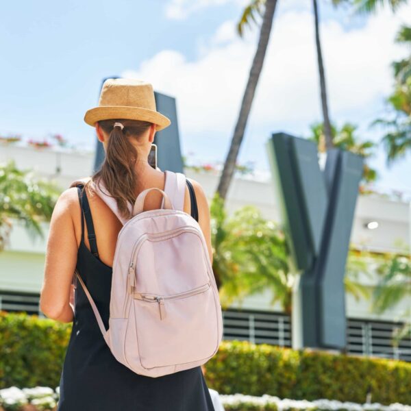 Étudiant sur le campus pendant un séjour linguistique à Miami