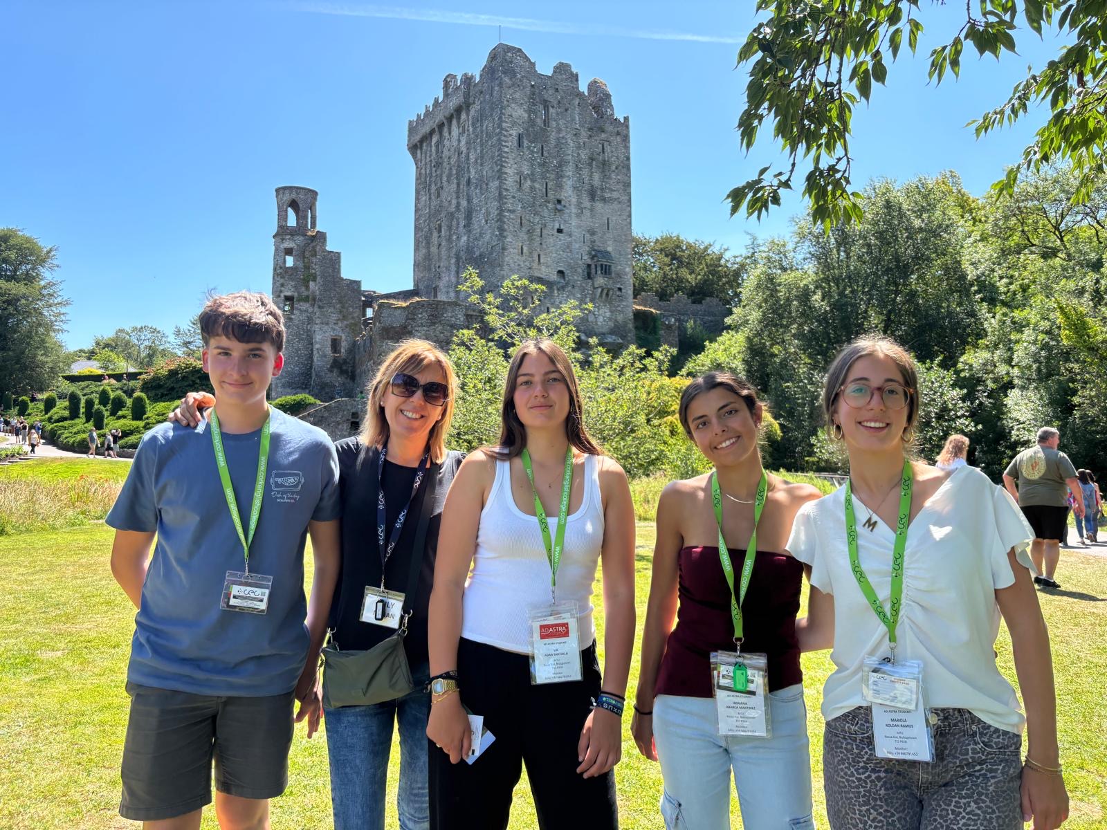 Groupe de jeunes devant Blarney Castle pendant un séjour linguistique à Cork.