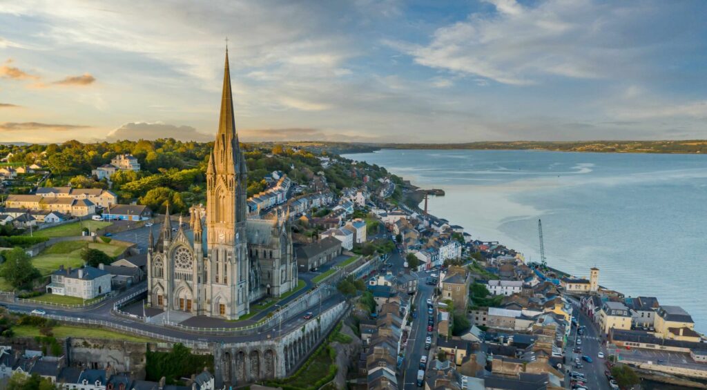 Vue de Cobh et de sa cathédrale pendant un séjour linguistique à Cork.