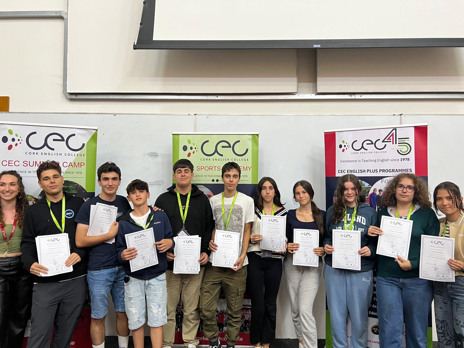 Jeunes recevant leur certificat à la fin d’un séjour linguistique à Cork.