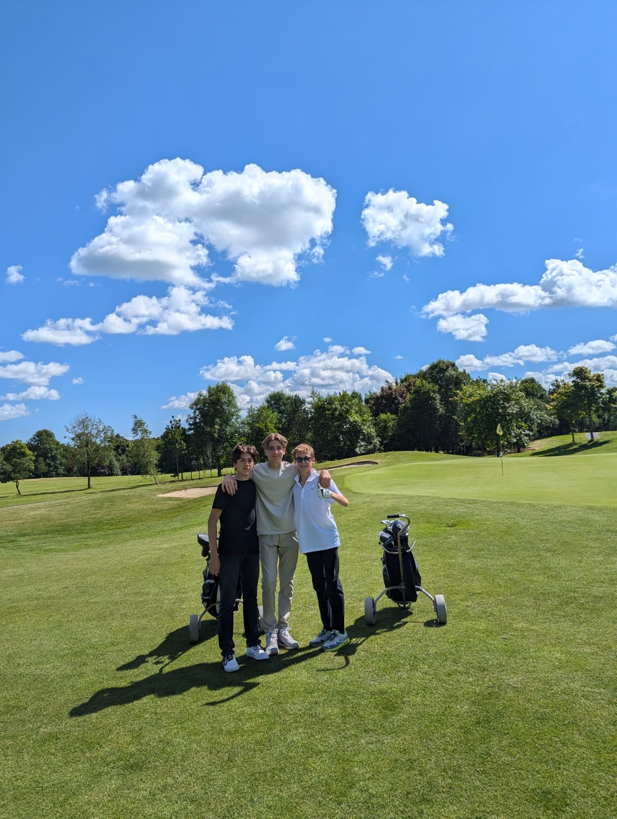 adolescents pratiquant le golf lors d’un séjour anglais et golf en Irlande