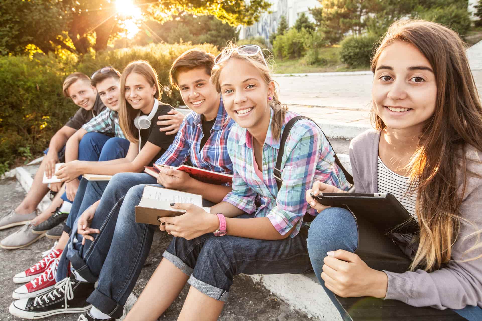 Groupe de lycéens internationaux étudiant ensemble en extérieur, illustrant les amitiés créées lors d'un séjour pour étudier à l'étranger en classe de Seconde