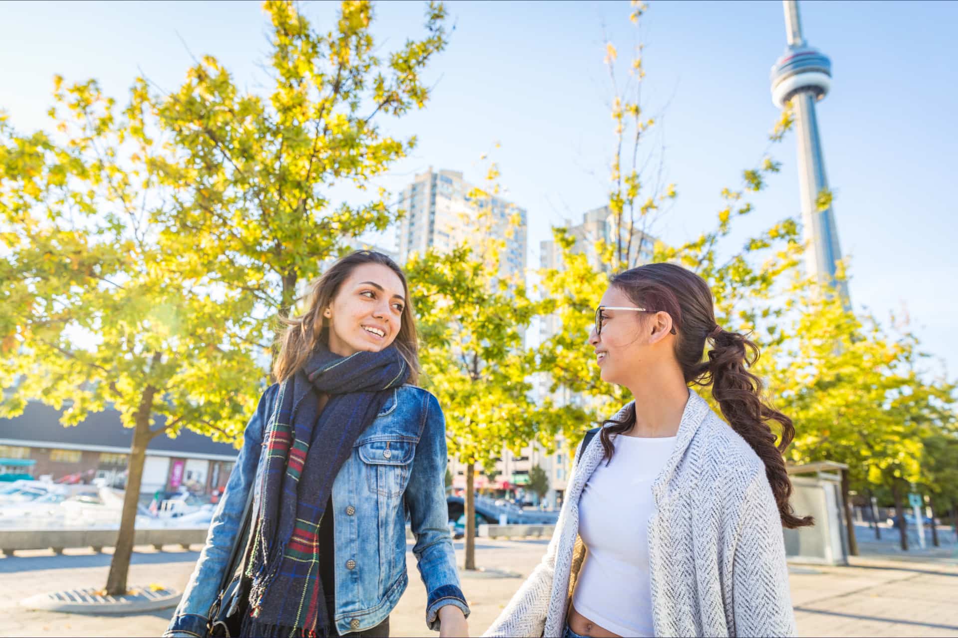 Adolescents en séjour linguistique au Canada à Toronto lors d’une sortie encadrée en centre-ville